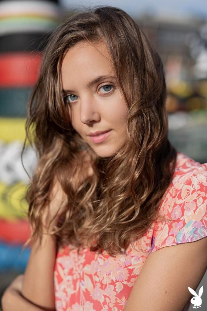 阳光下的Mango A：粉色碎花裙下的曼妙曲线与羞涩诱惑