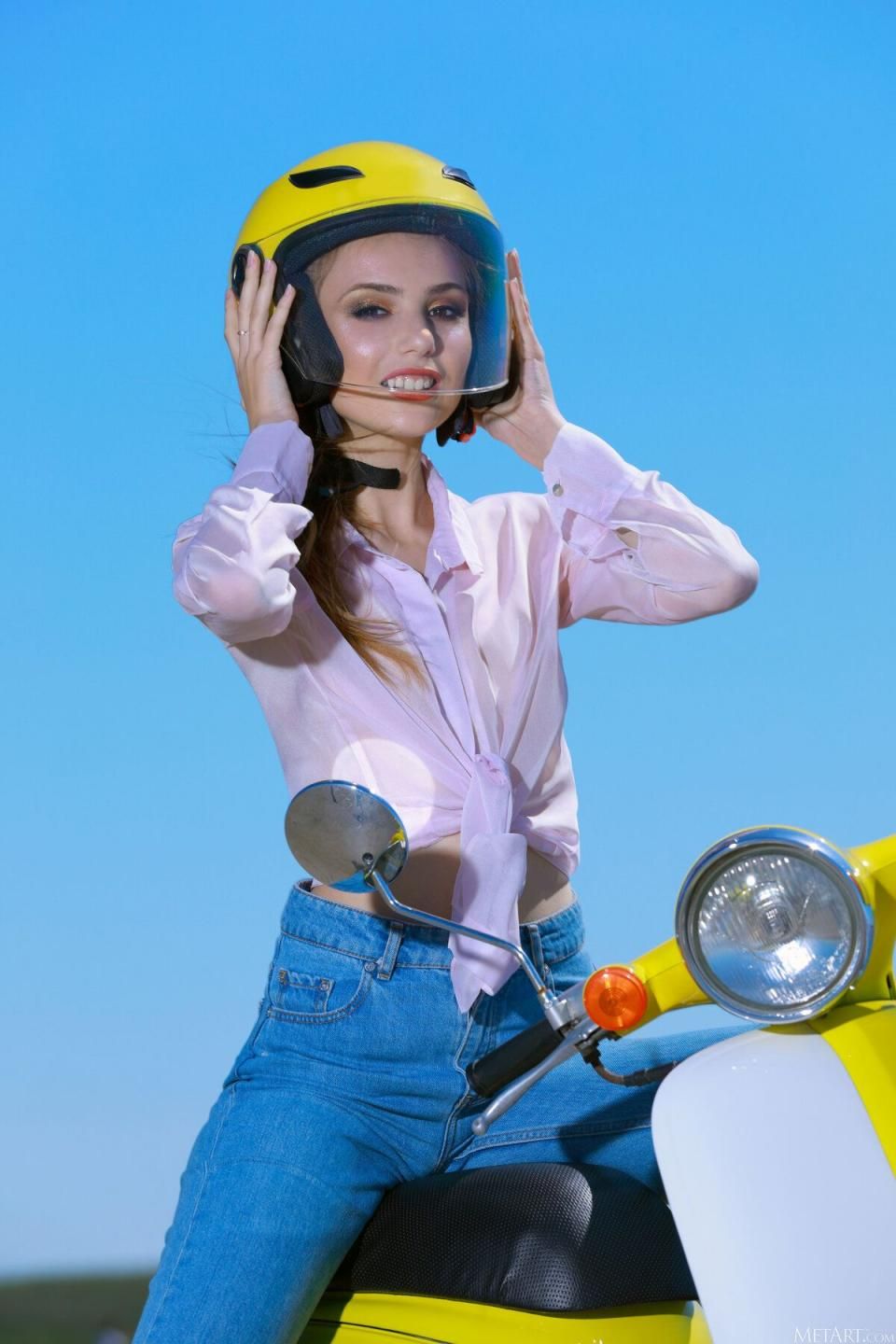 阳光下的性感尤物：摩托女郎的诱惑