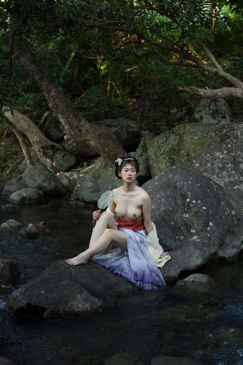 山涧裸女写真：清纯少女的野性诱惑