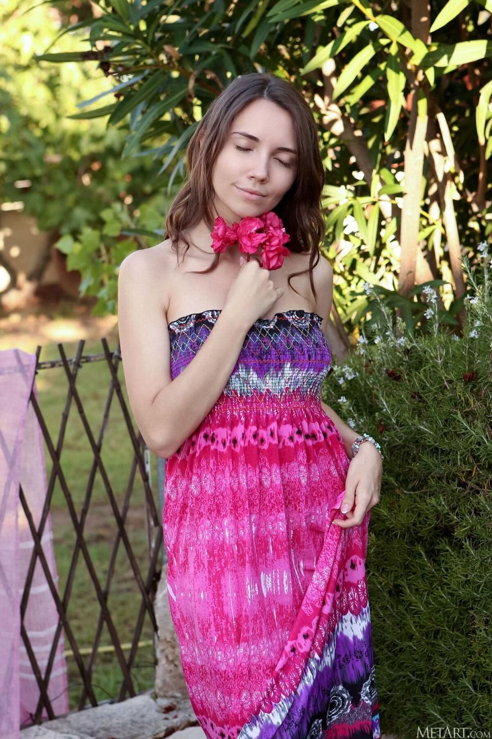 丹妮拉的夏日午后：粉红雪纺裙下的诱人曲线，性感写真集