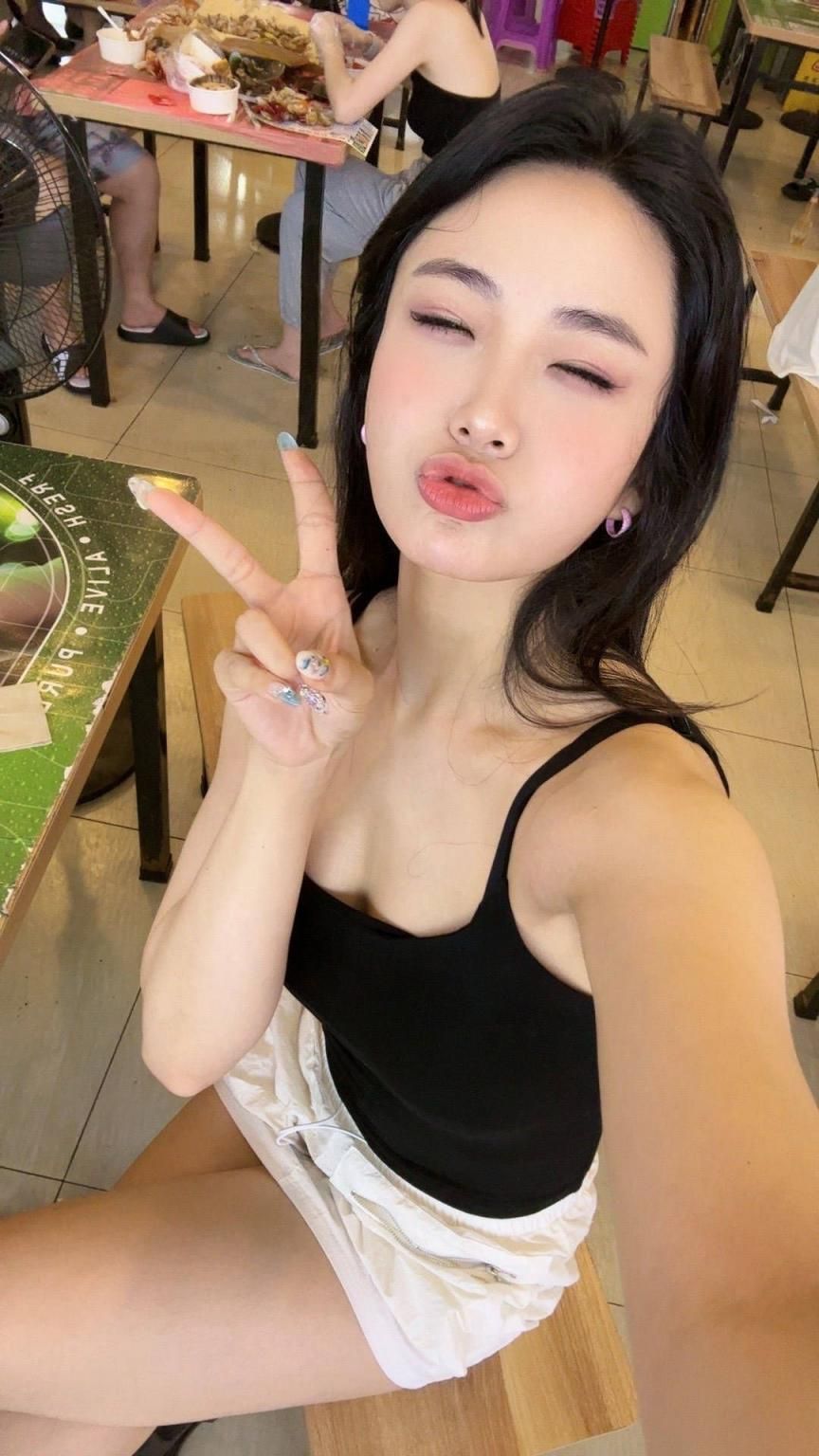 街拍风格白嫩小美女