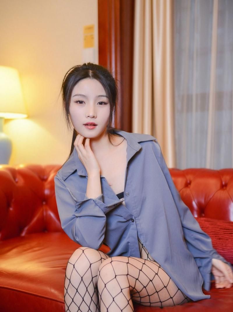 诱人鱼网袜少女写真：深夜的秘密派对