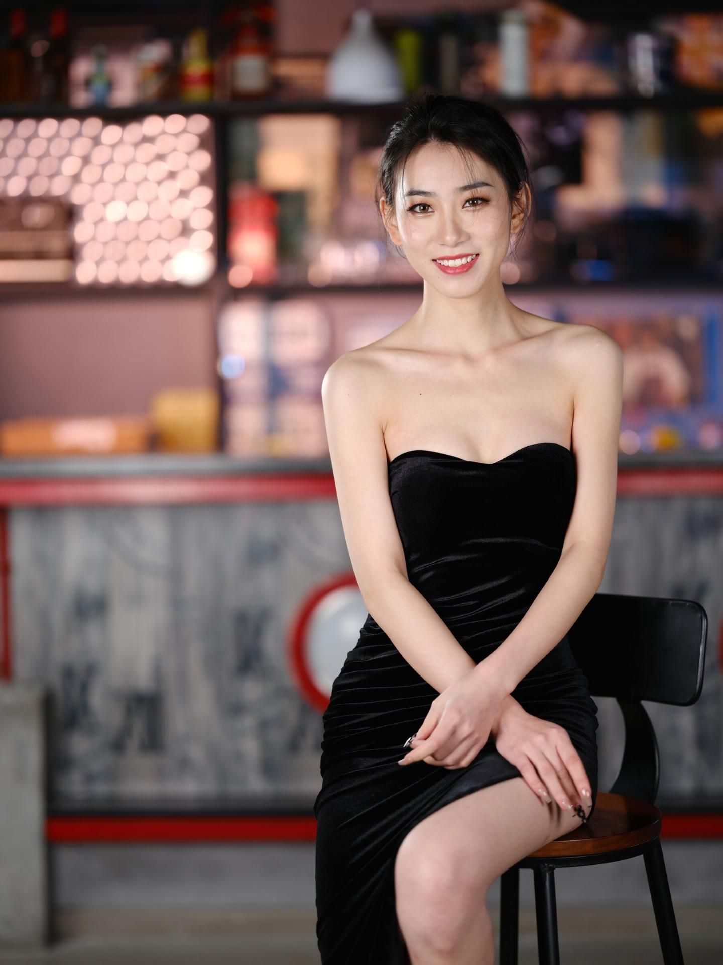 黑丝绒长裙下的曼妙曲线：一位都市丽人的性感魅惑