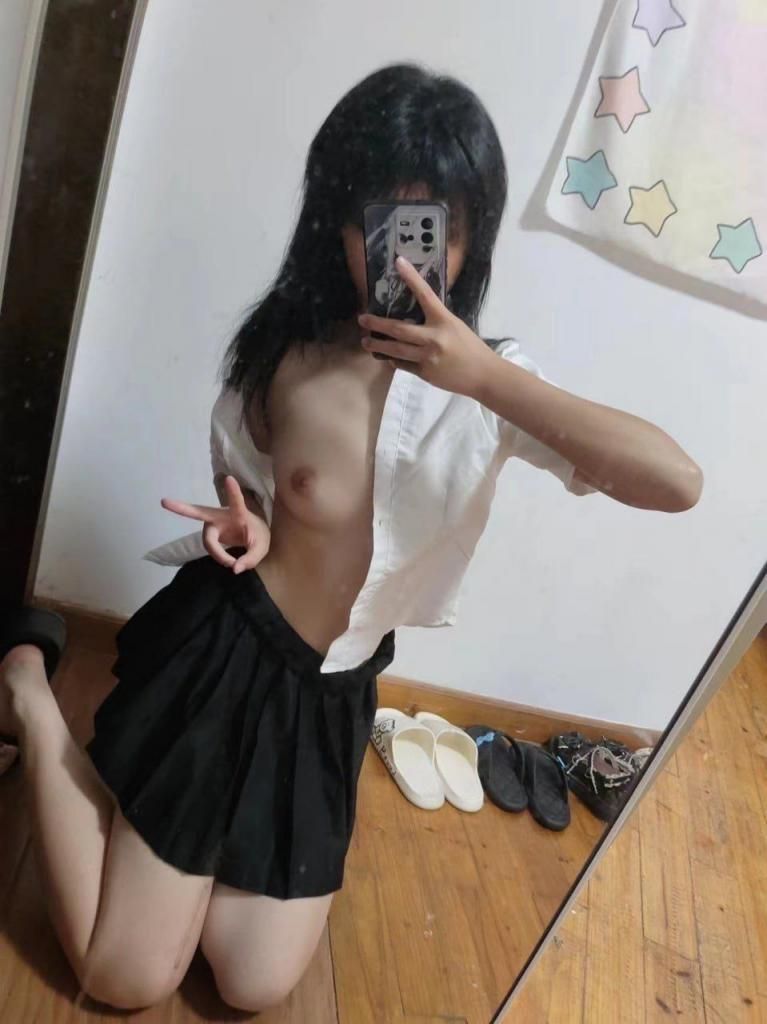 偷偷发骚给男朋友看的小女生