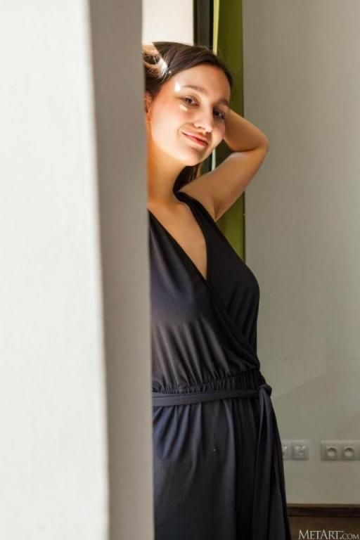 端庄美妇的晨曦诱惑：隐秘的肌肤与曼妙身姿，一次不可言说的邂逅