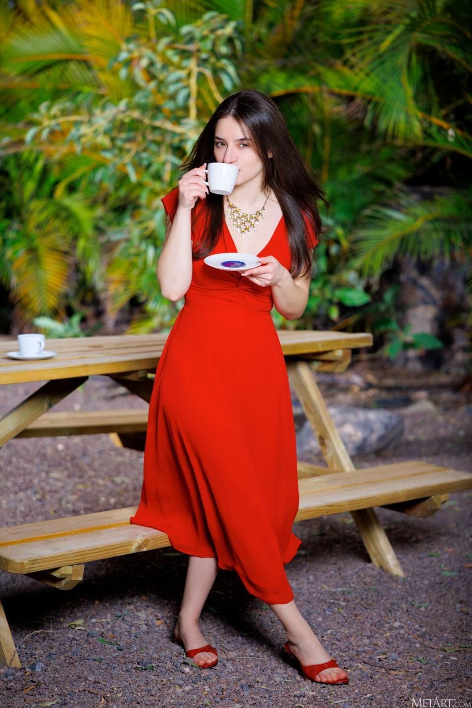 棕榈树下的红裙尤物：午后咖啡的诱惑，令人沉醉的性感曲线