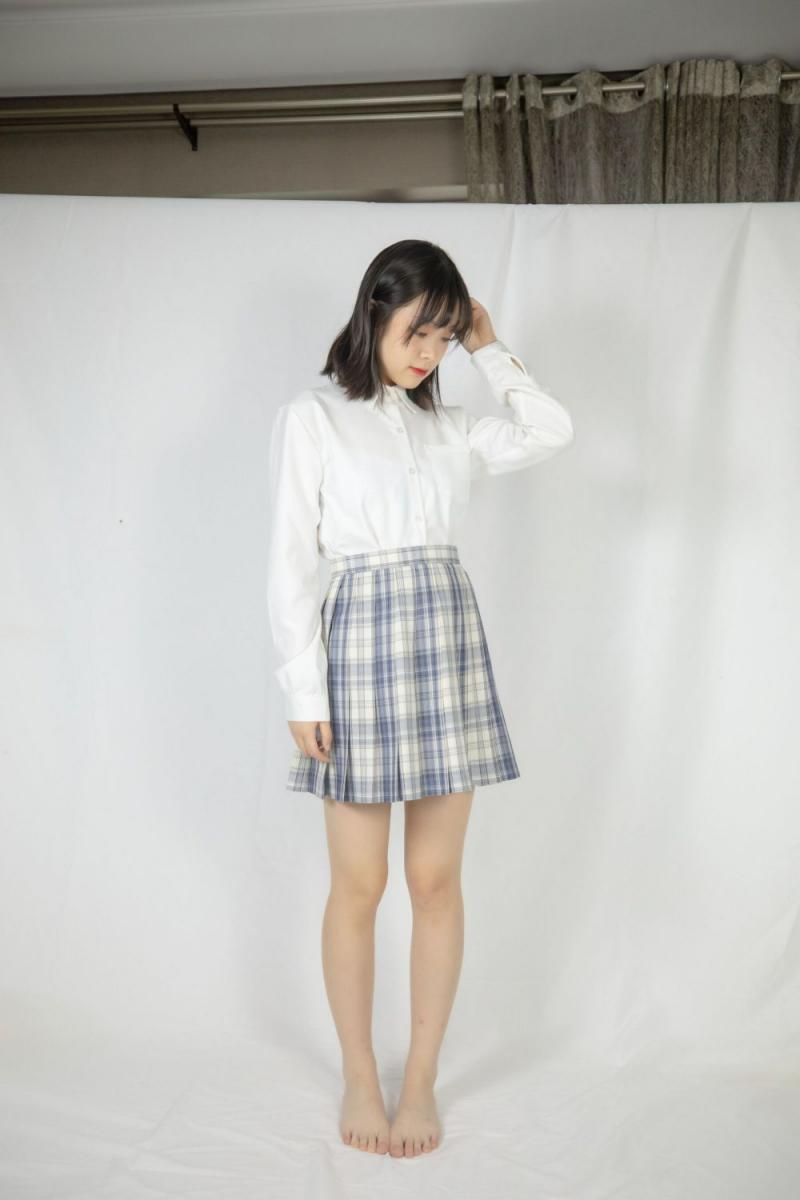 清纯JK少女的诱惑：白衬衫下的曼妙身姿