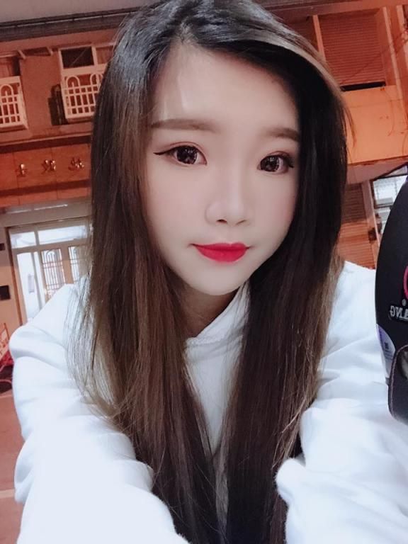 幼齿小女生手机里不但有自拍，还有被大鸡巴哥哥干的床照