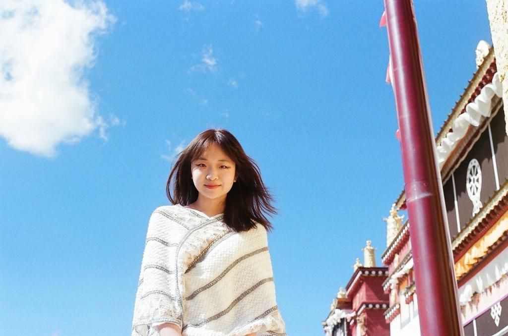 闷骚眼镜妹在床上掰开骚逼