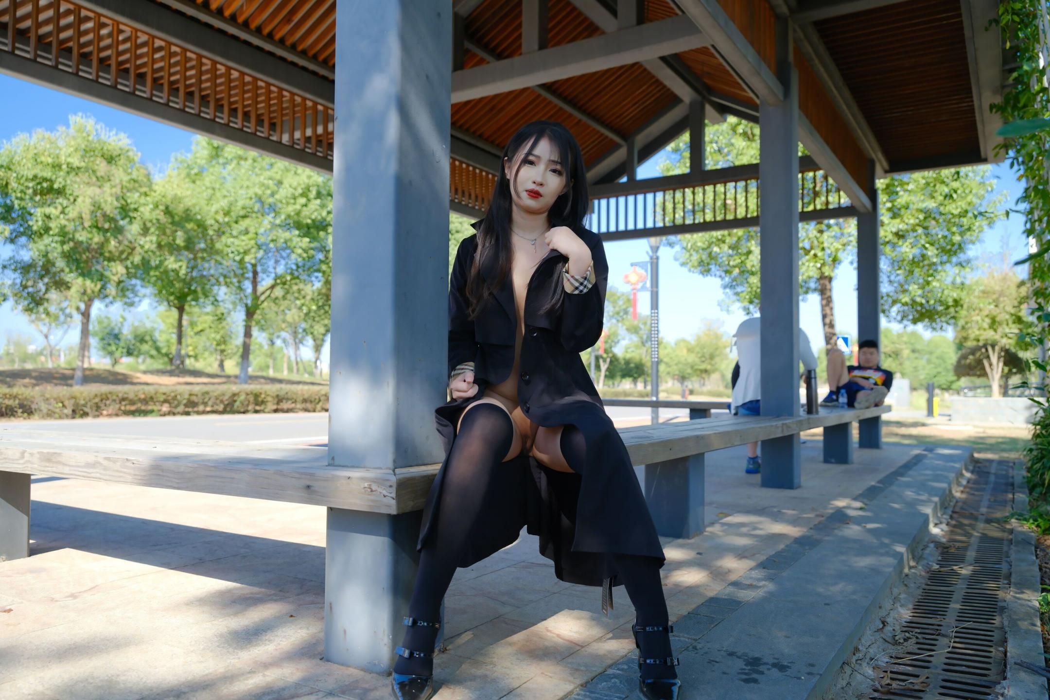 公园长椅上的秘密：黑色丝袜与秋日阳光的诱惑