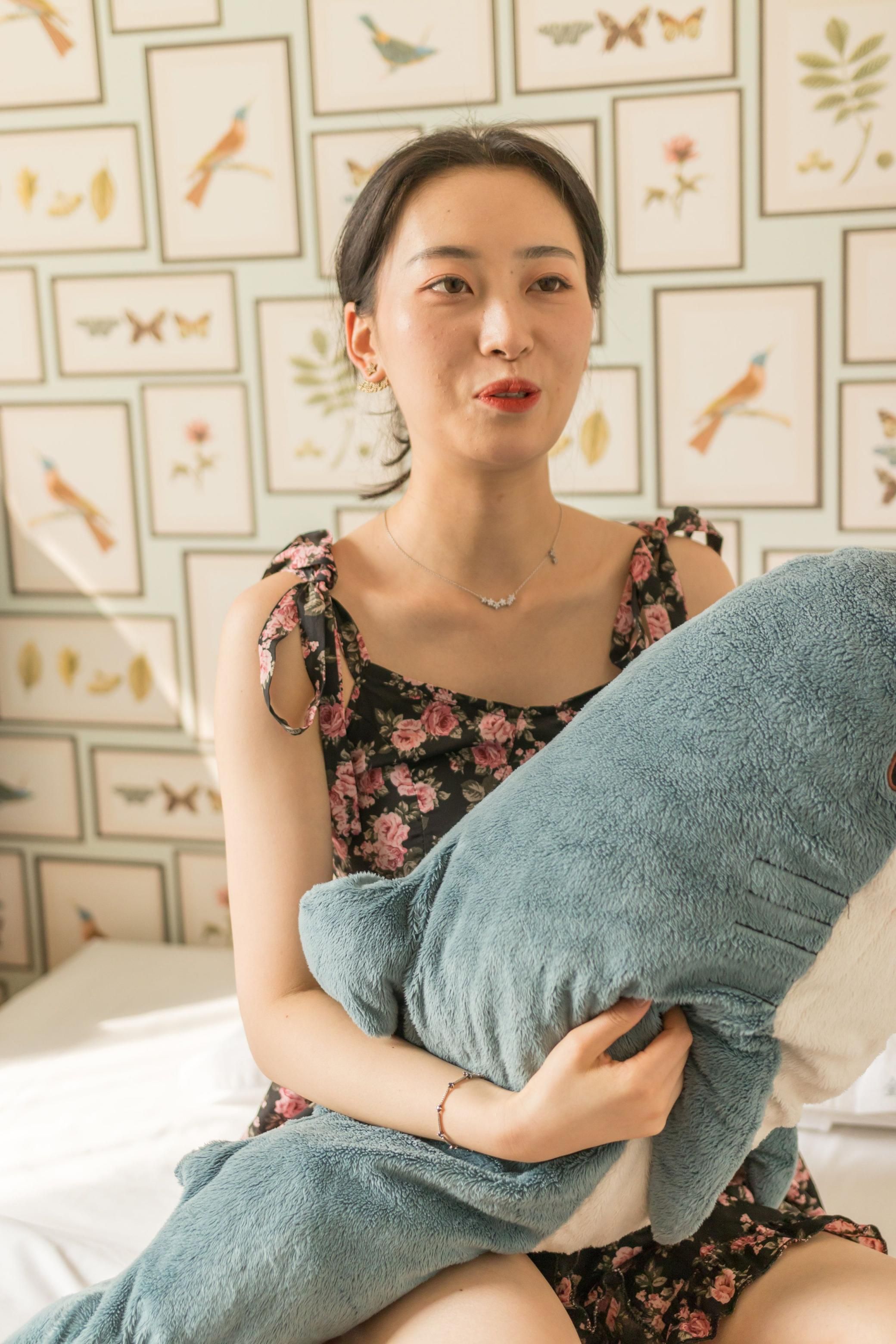 清纯碎花裙小姐姐的秘密午后：柔软触感与肌肤的诱惑