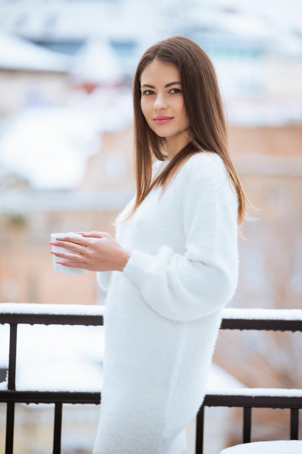 希拉蕊的冬日诱惑：雪景下的白色毛衣与火热身躯，女孩的秘密，冬日恋歌