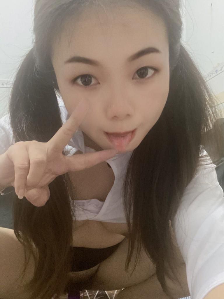 圆圆脸蛋嫩骚逼