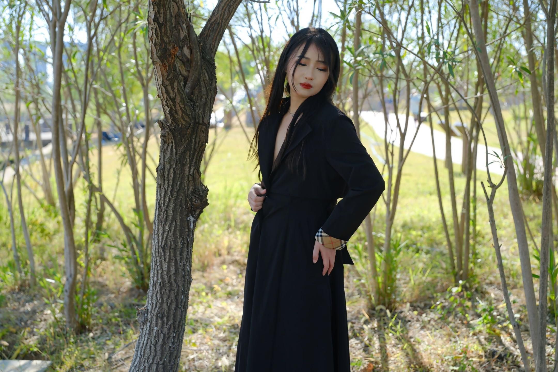 少妇的秘密花园：小树林里，一场与阳光的私密约会