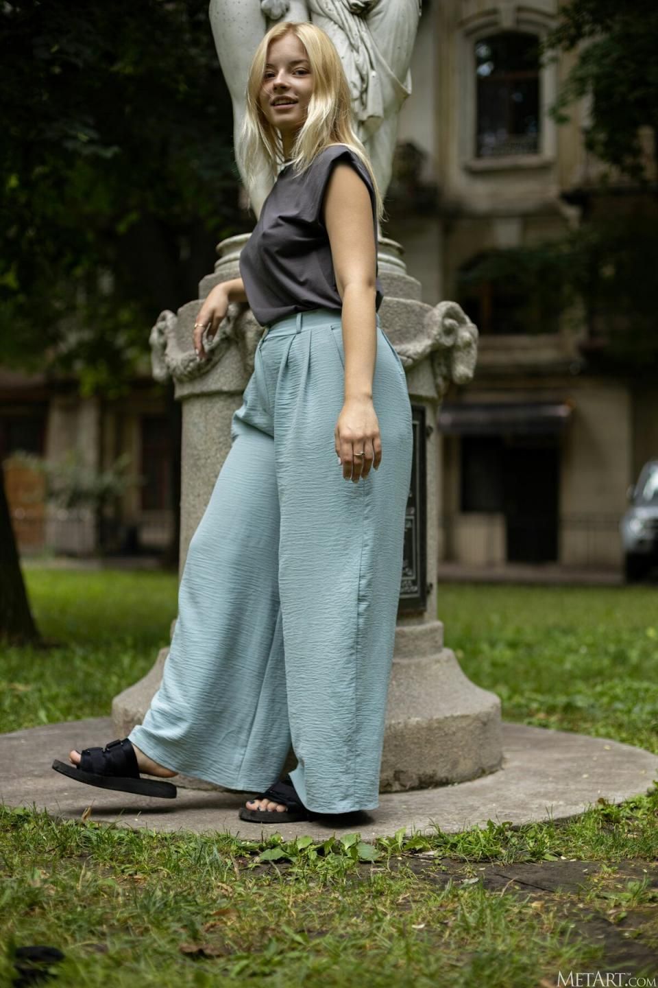 金发尤物街头诱惑：乌克兰美女的性感瞬间，阔腿裤下的完美曲线