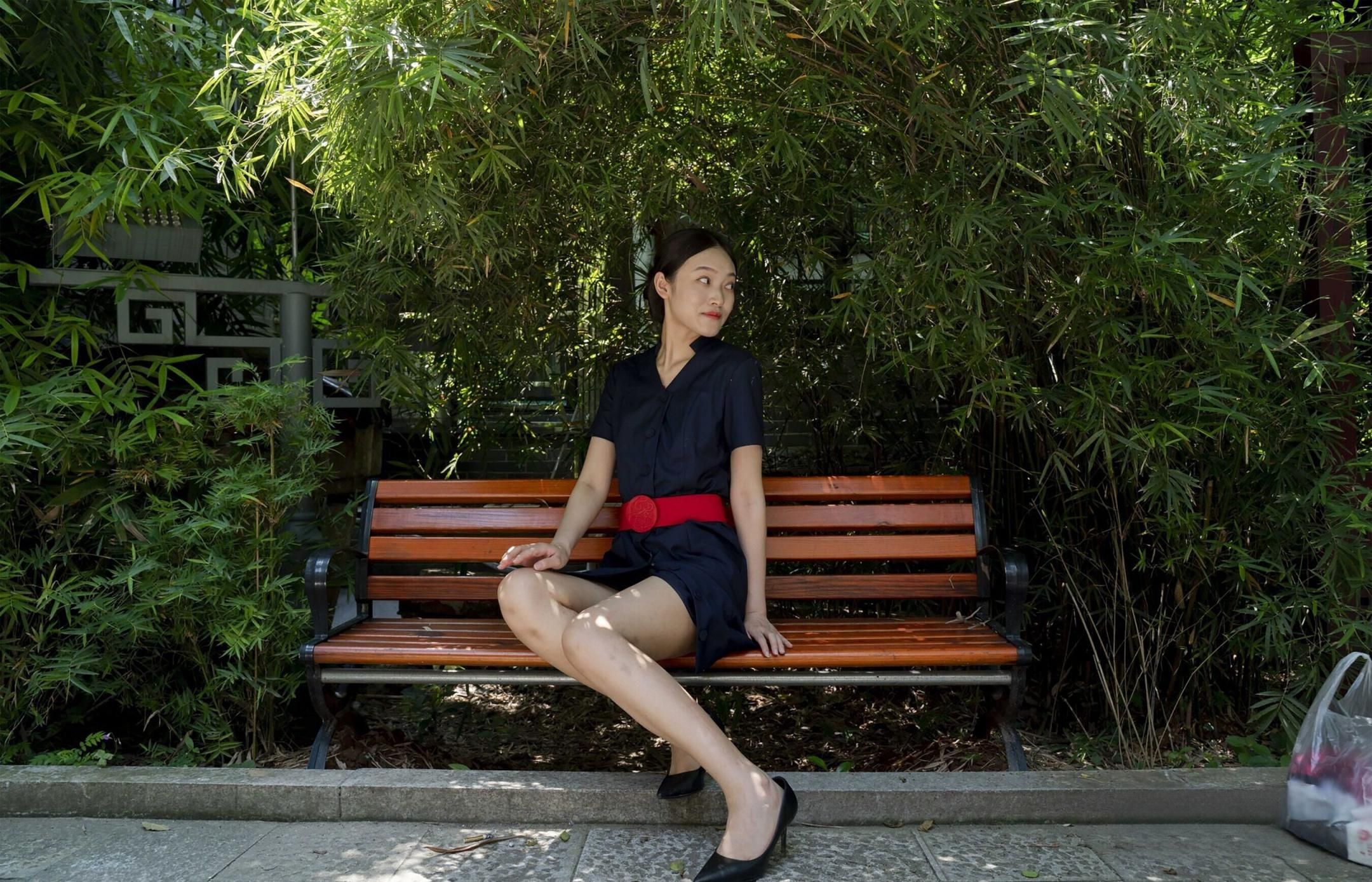 公园长椅上的诱惑：竹林深处，她静静等待