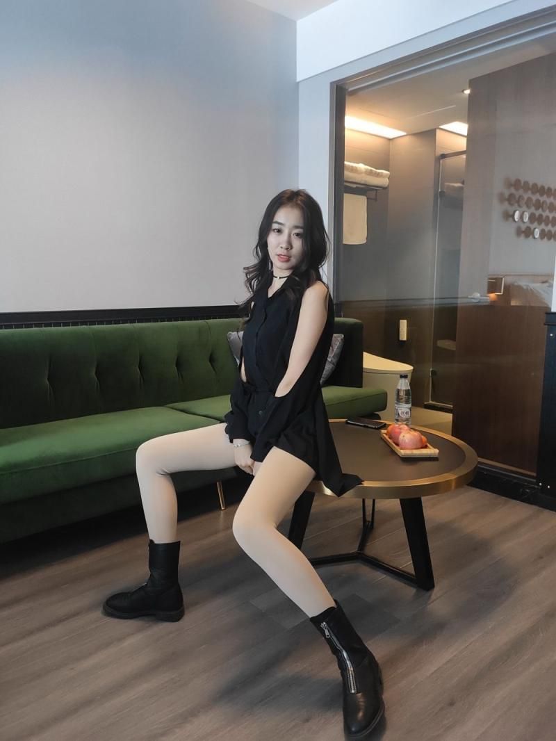 酒店房间的诱惑：她修长美腿的秘密