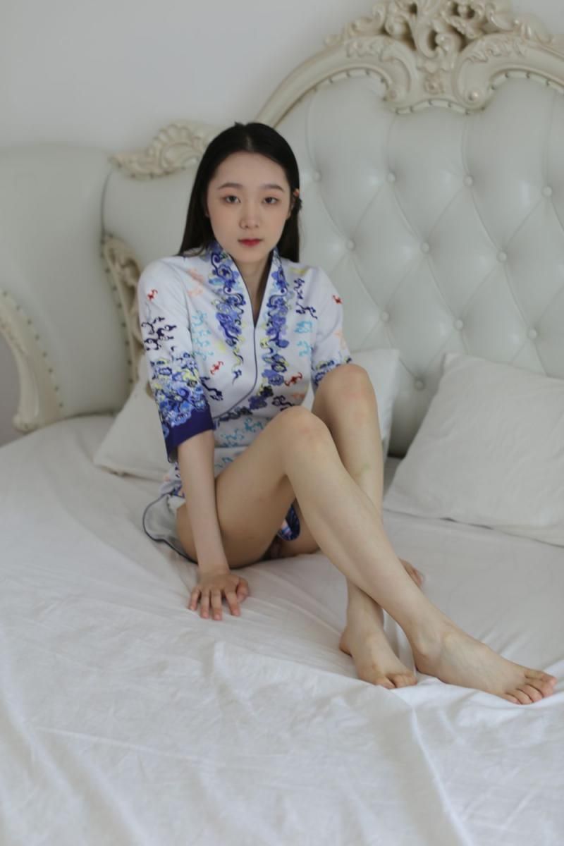 白嫩长腿女孩的诱惑：纯真与性感的极致碰撞 The temptation of a