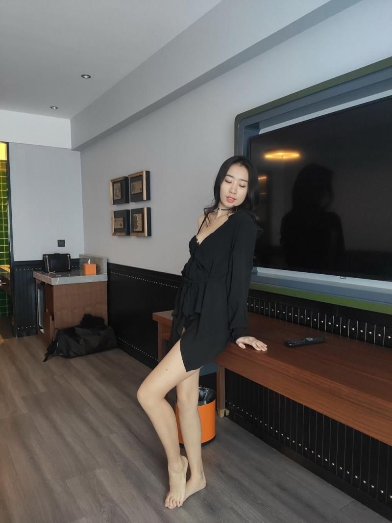 酒店密会：黑色睡衣少妇的致命诱惑，极品身材，深夜私房照，不可描述的夜晚。 Hot