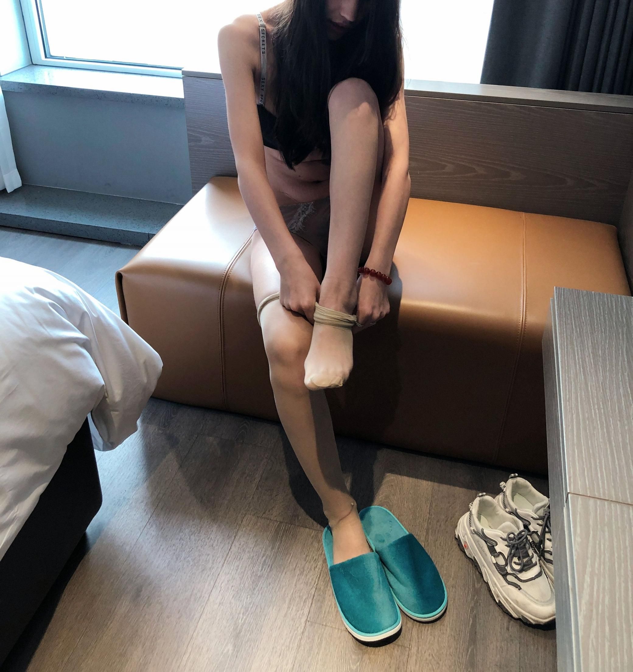 酒店长腿尤物：丝袜下的秘密，撩拨人心的极致诱惑 Hotel longlegged