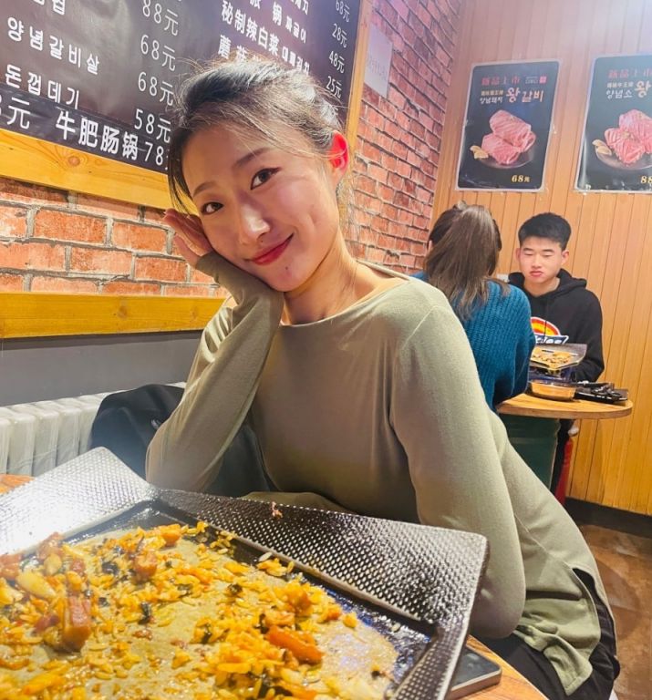 一笑两个小酒窝，床下羞涩床上疯 Smile two dimples, shy u