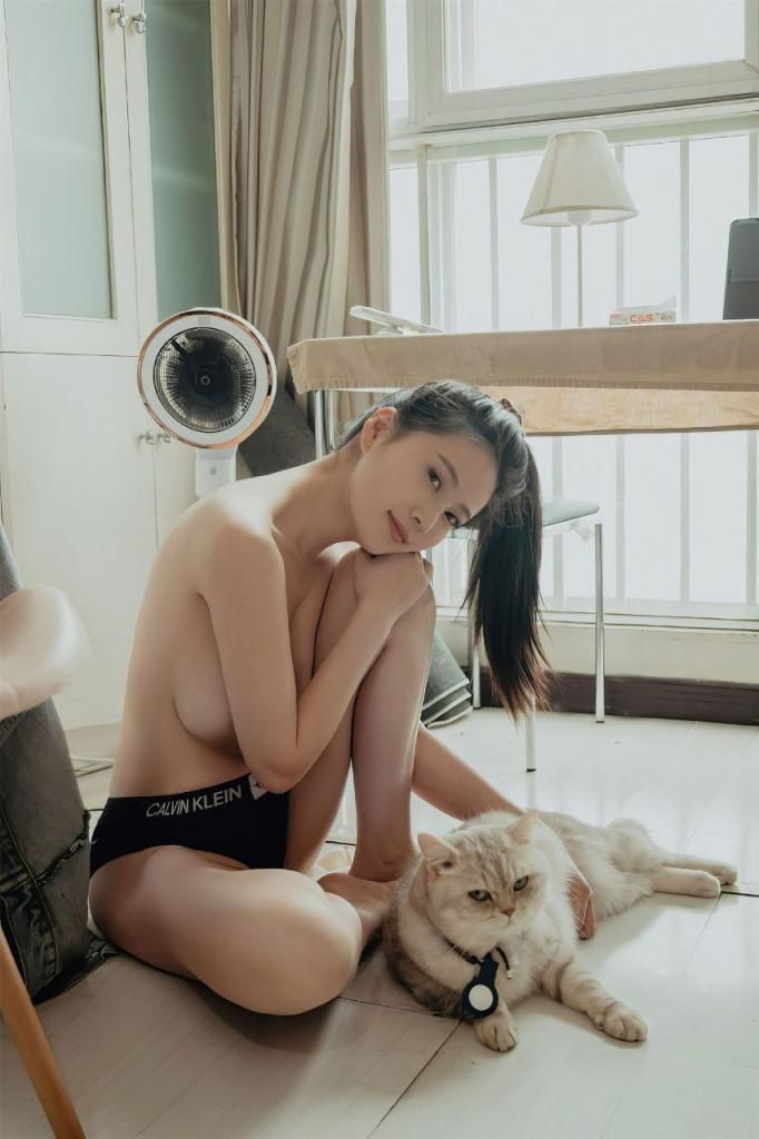 年年写真：少女与爱猫的午后私语，曼妙身姿，性感诱惑 Photos every y