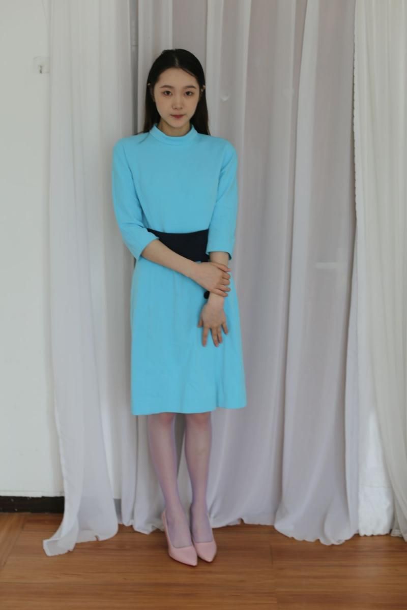 丝袜长腿美女写真：清纯气质的蓝色诱惑