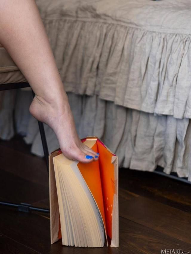 菲比的秘密：午后慵懒的诱惑，修长美腿与书籍的暧昧游戏，大胆的蓝色指甲油，撩拨心弦