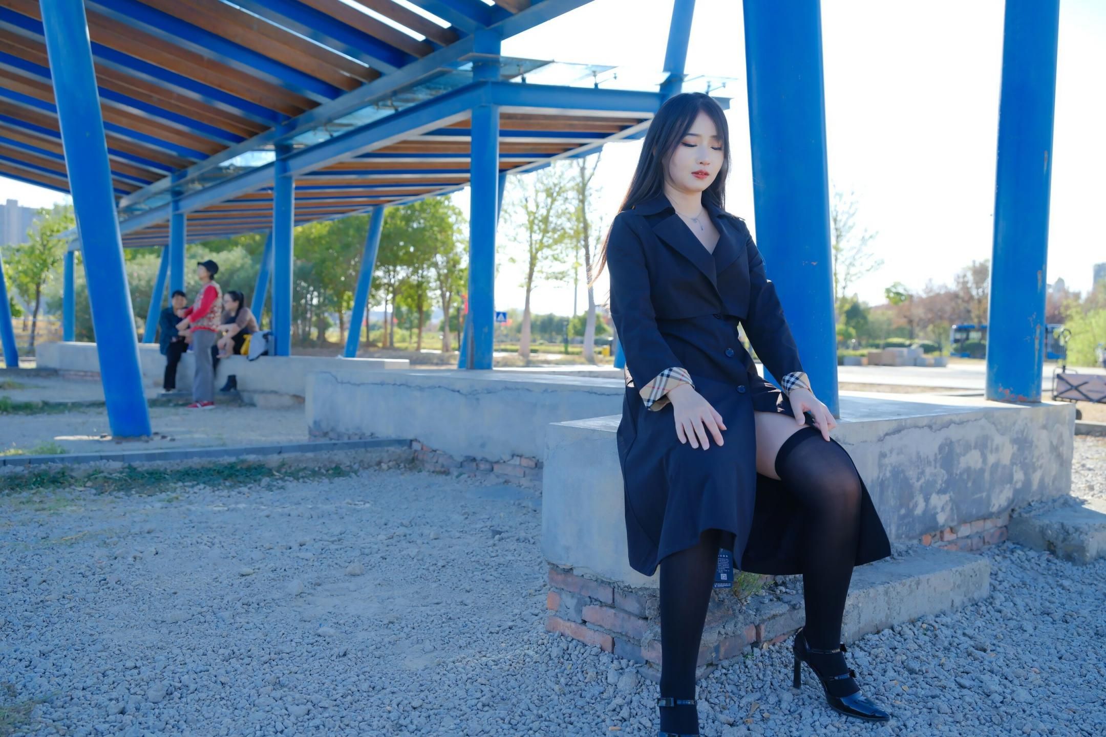 公园长椅上的黑色诱惑：丝袜、高跟鞋、少女的忧郁与性感