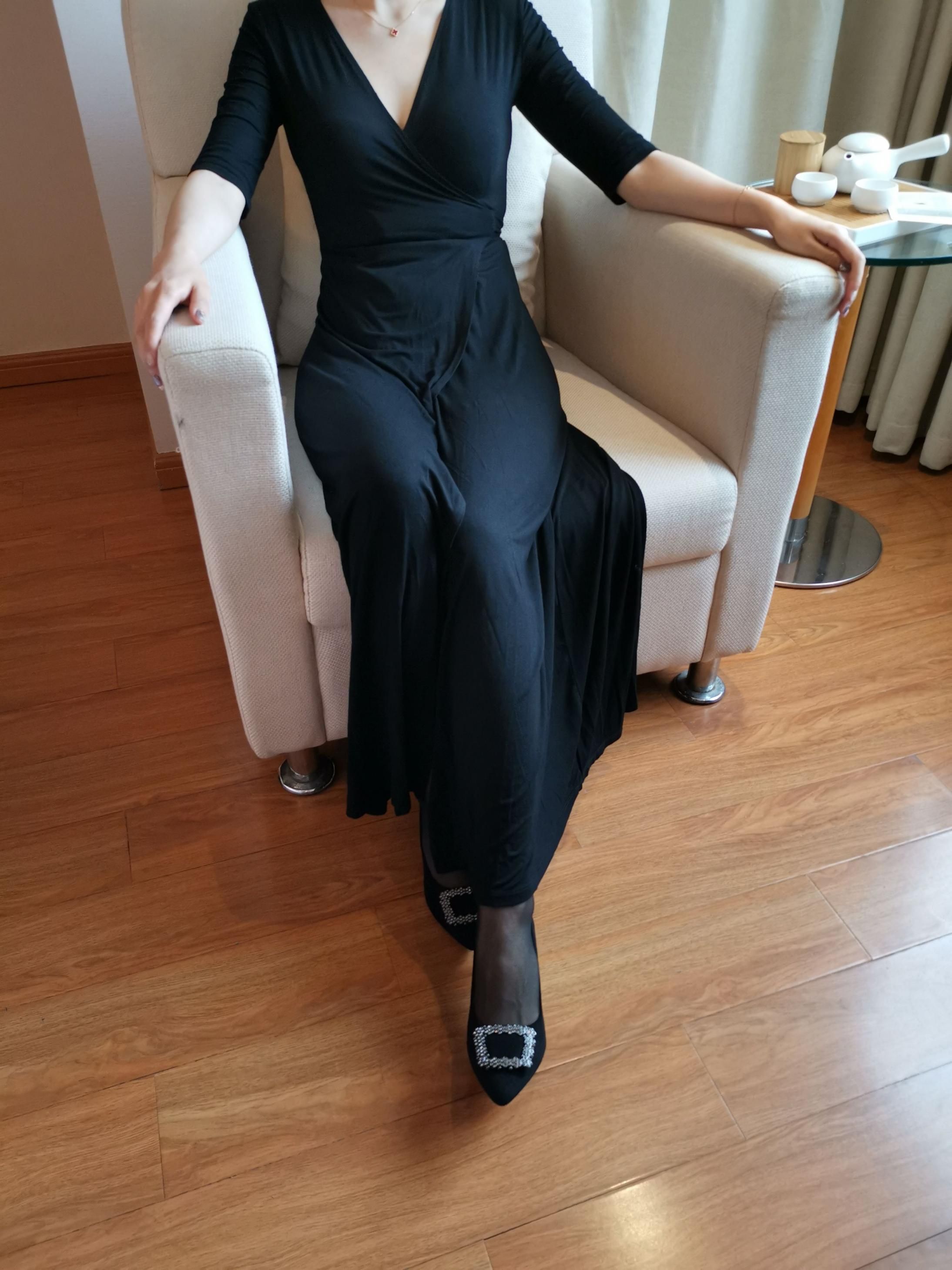 高贵人妻脱下黑色长裙