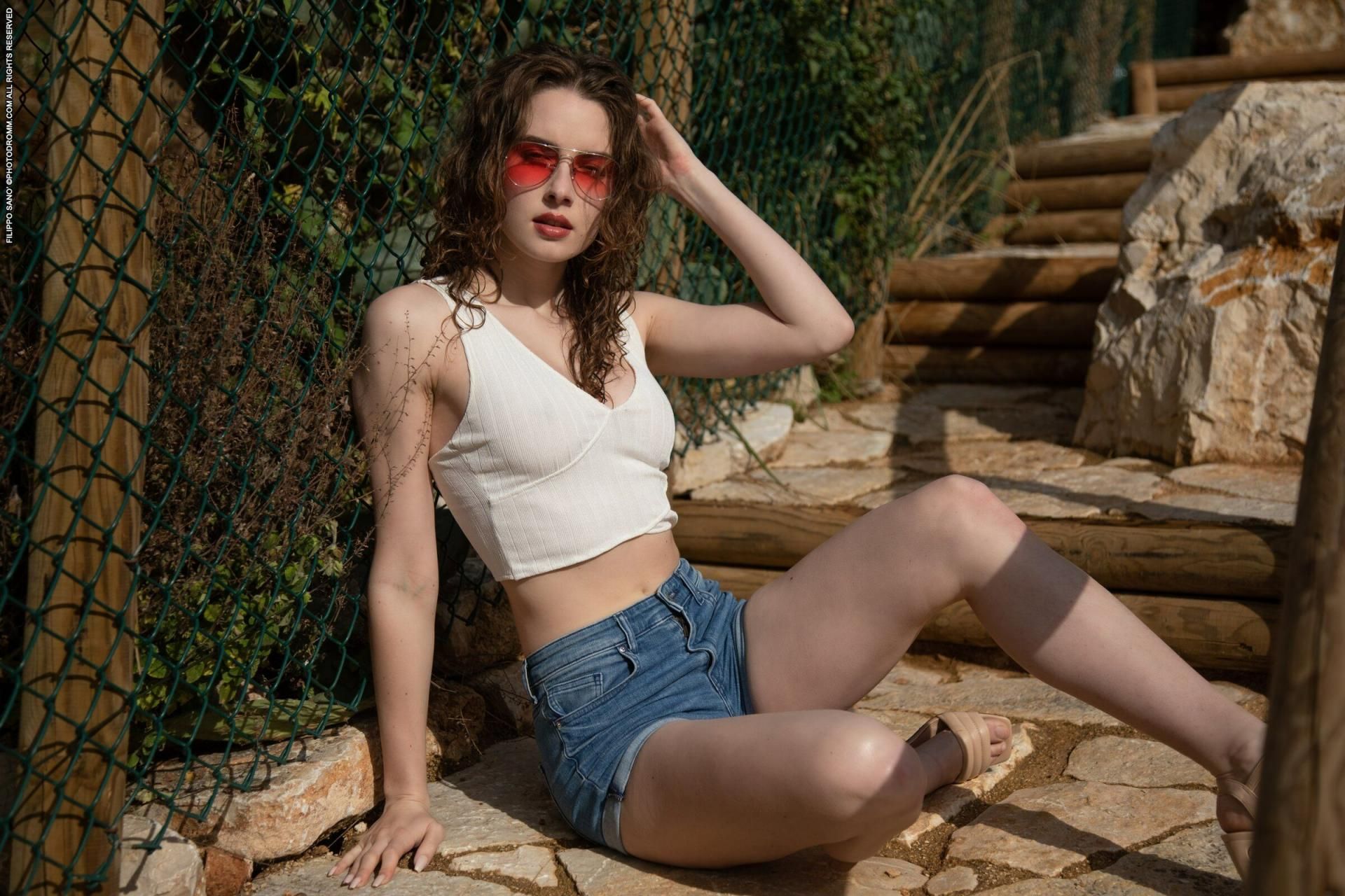 Guinevere Huney：地中海的性感尤物，阳光下的诱人曲线，粉红墨镜下的