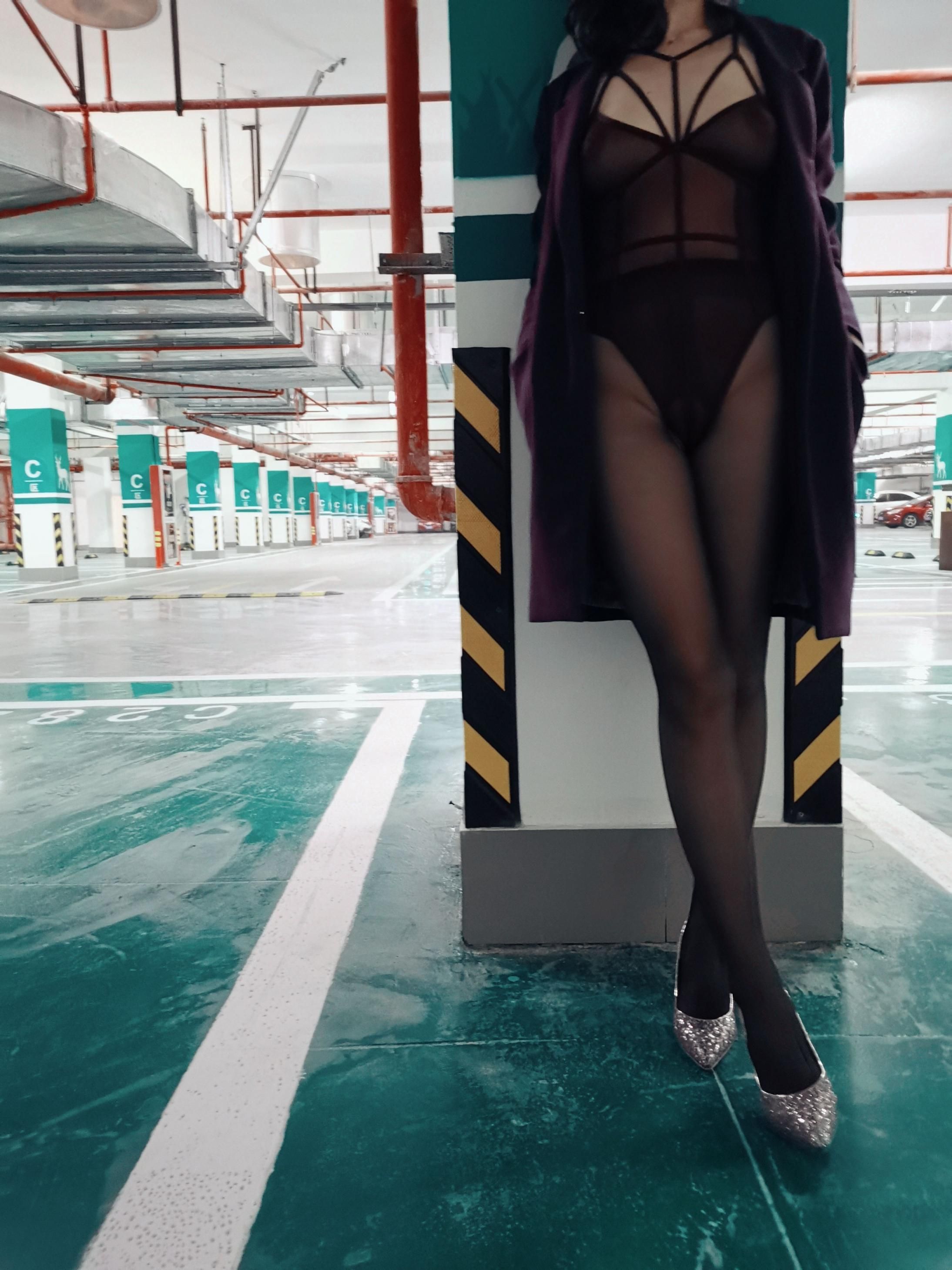 闷骚人妻停车场露出淫水直流 The introverted wife's par