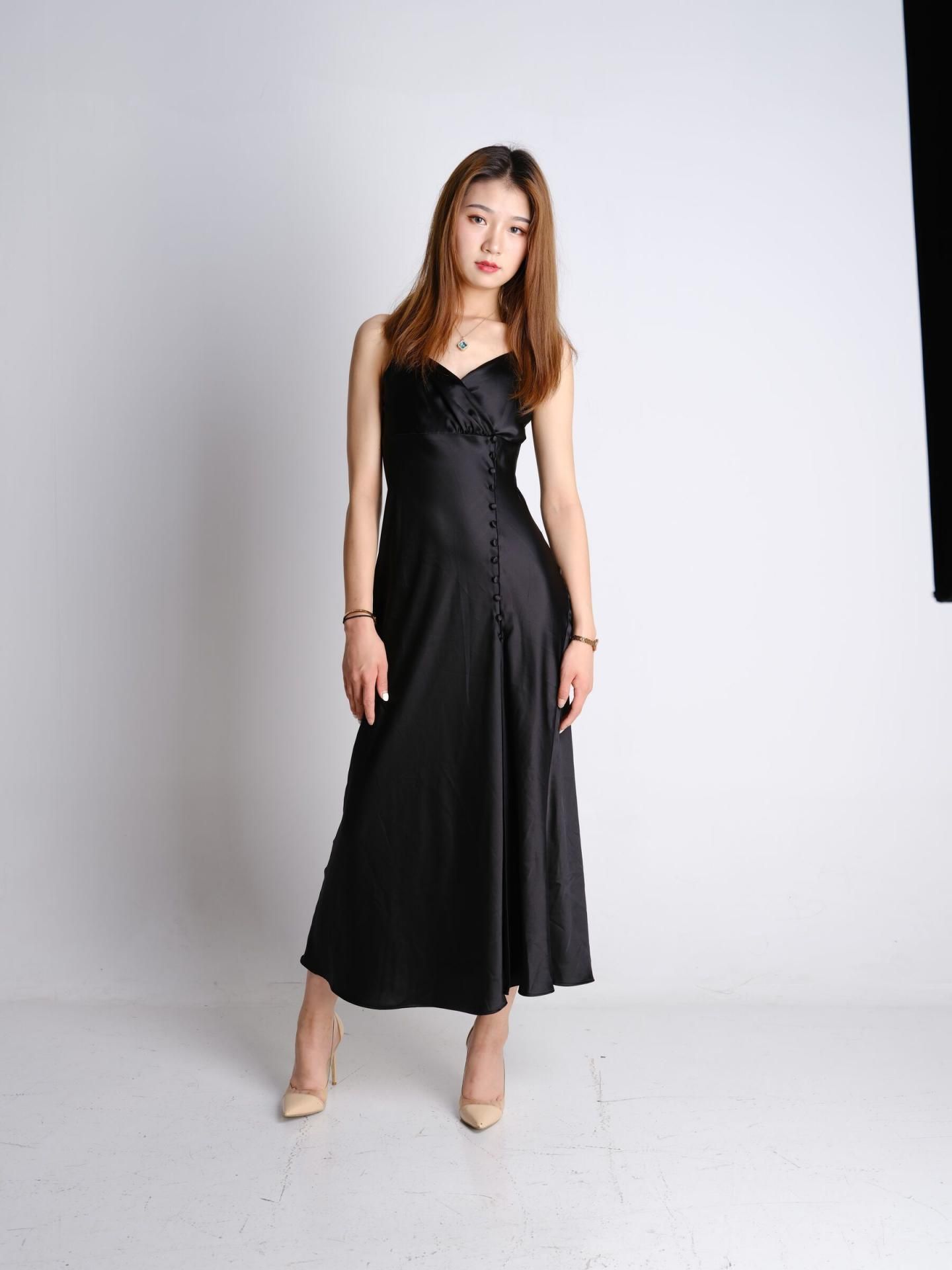 黑裙美女写真：丝滑长裙下的曼妙身姿，成熟妩媚的诱惑 Photo of a bea