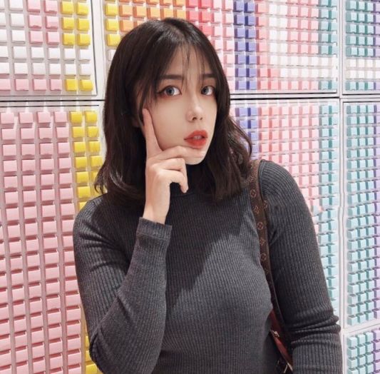 外面文静，和哥哥在出租屋里很放得开 It's quiet outside, an