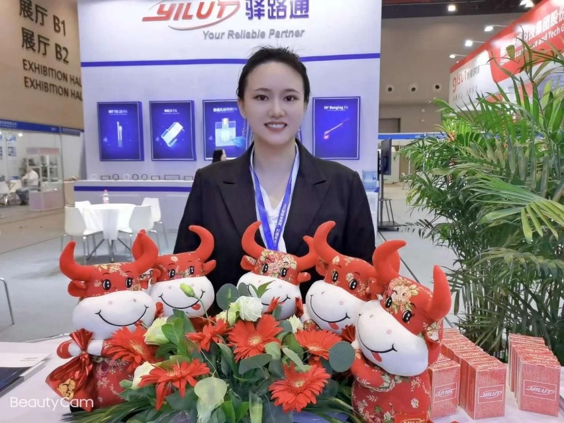 身材丰满的人妻，胸型饱满，相貌风骚 逼还是粉嫩的也够肥，阴毛还修剪过 A plu