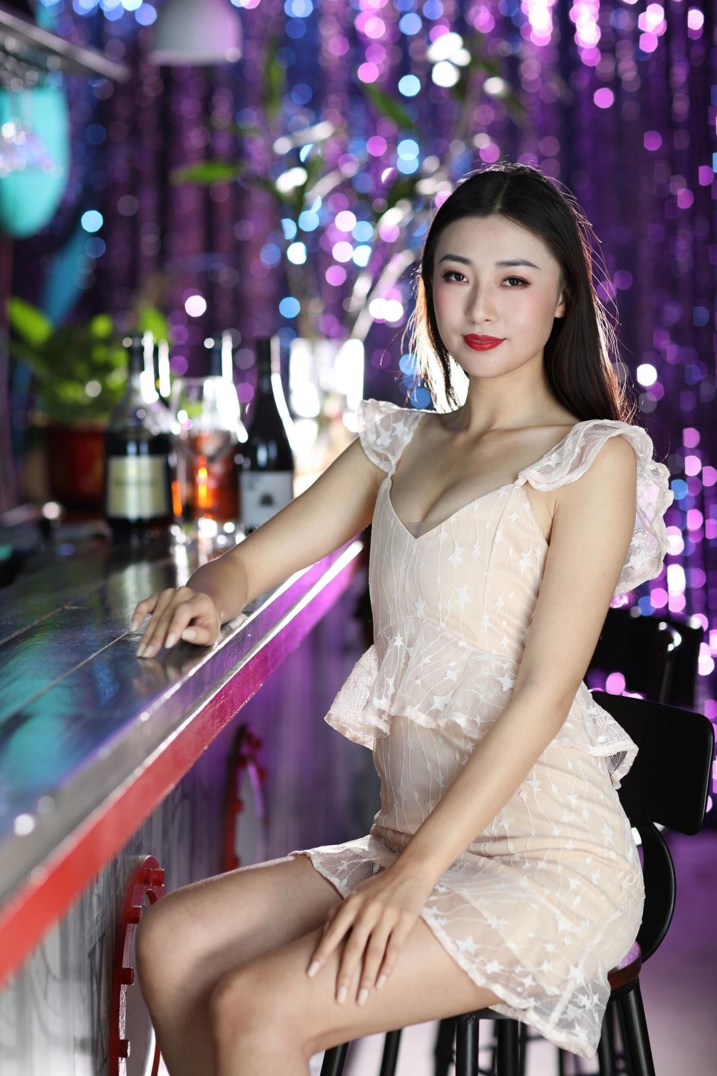 酒吧邂逅：粉嫩蕾丝裙下的秘密 Bar Encounter： The Secret