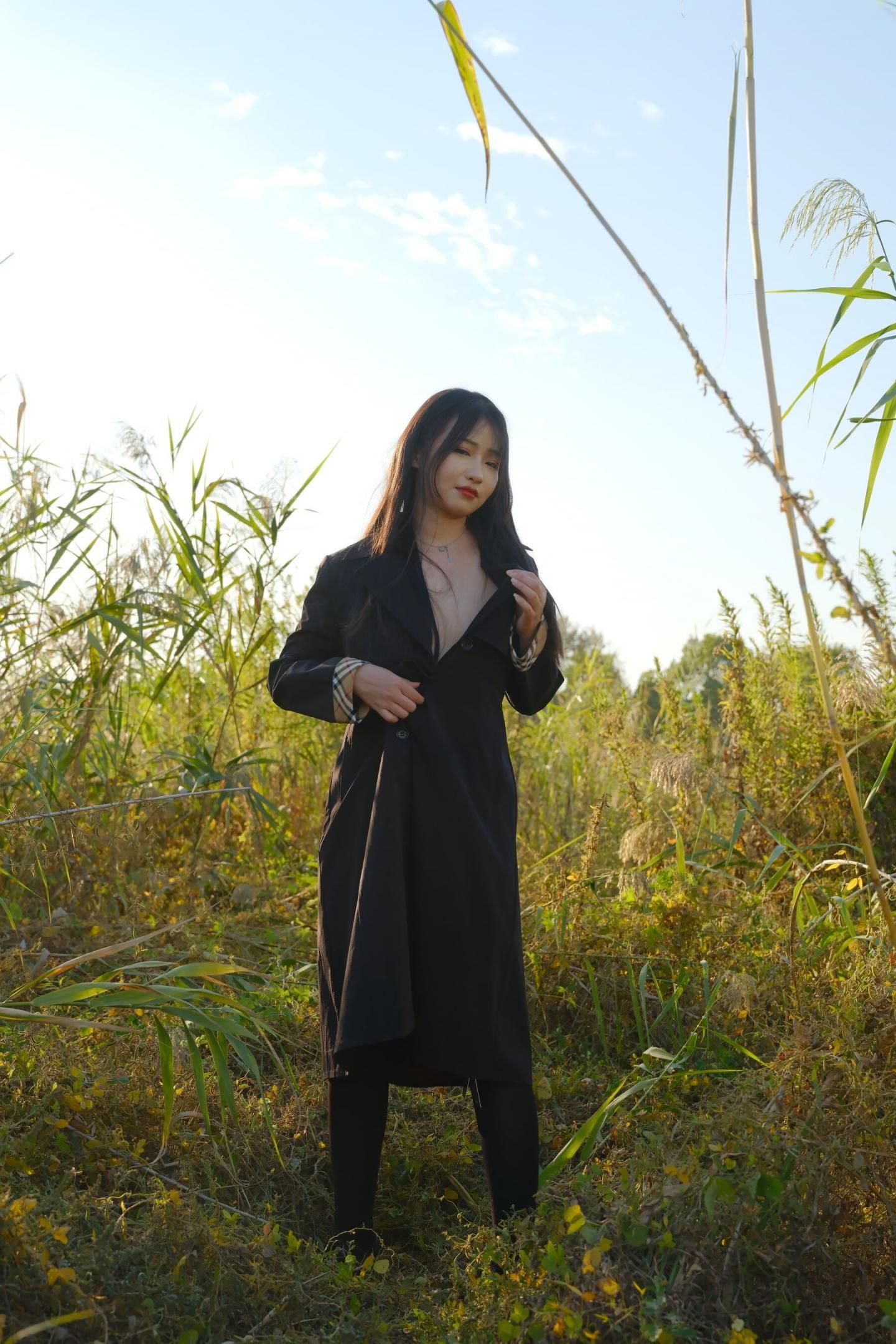 野外邂逅：黑风衣女孩的秋日私语，隐秘的诱惑与悸动 Encounter in th