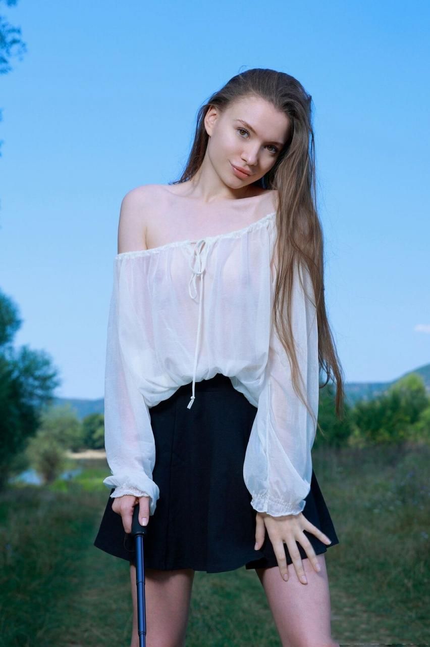 黑发少女达里安娜在中摆出各种姿势，用脚和屁股挑逗花朵 Dariana, a b