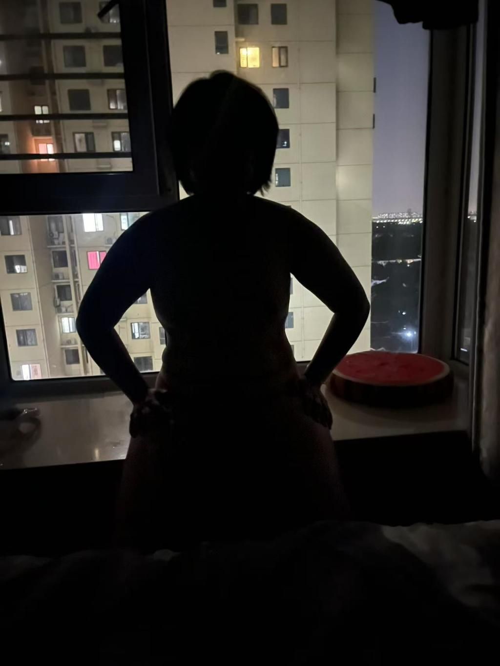 飘窗上爱爱，感觉全小区都在围观，兴奋又刺激 Love love on the b