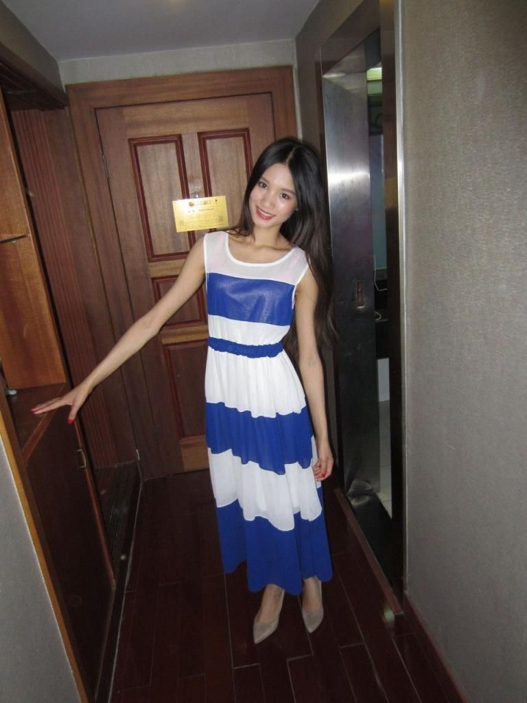 骨感清秀模特酒店走廊写真：蓝白条纹长裙下的曼妙身姿 Photograph of