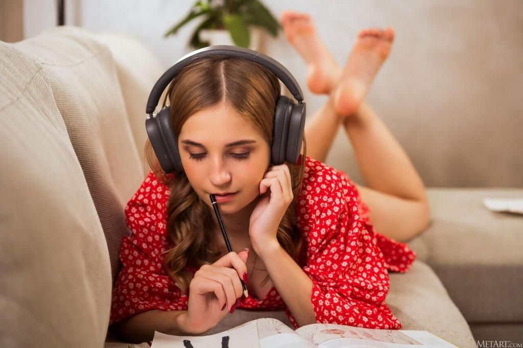 Roze的午后私语：耳机下的性感诱惑，赤裸的美丽与秘密 Roze's after