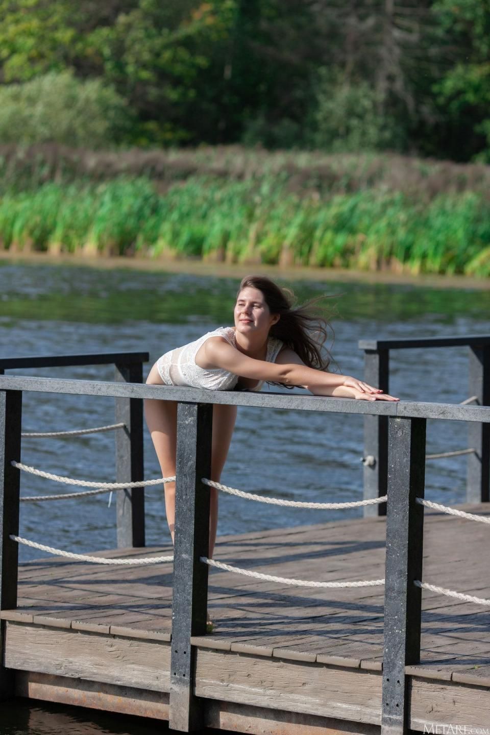 在池塘上向我们展示她那白皙迷人的身体 Show us her fair and