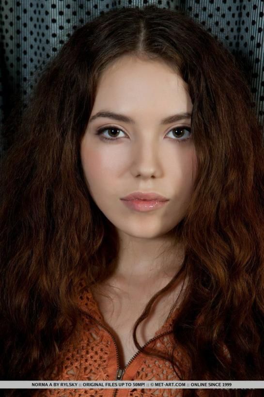 诺玛A的诱惑：栗色长发下的性感尤物写真 Norma A's Temptation