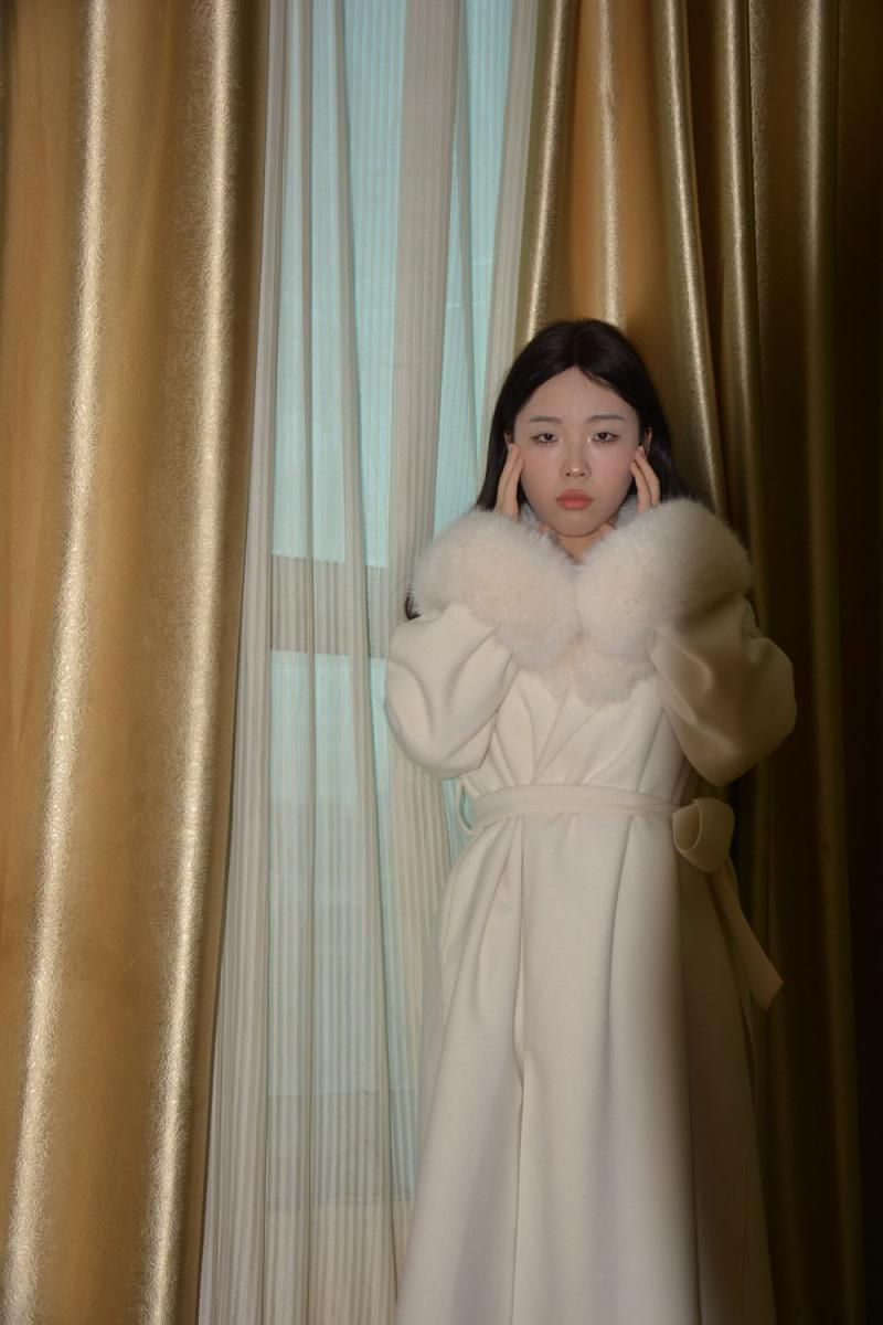 窗边少女的忧郁：一个关于等待与秘密的故事 The melancholy of a