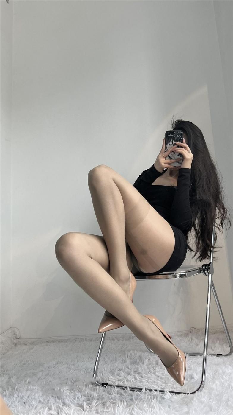 陈佩奇：丝袜美腿诱人写真，性感尤物，高跟鞋，黑色短裙，魅惑眼神