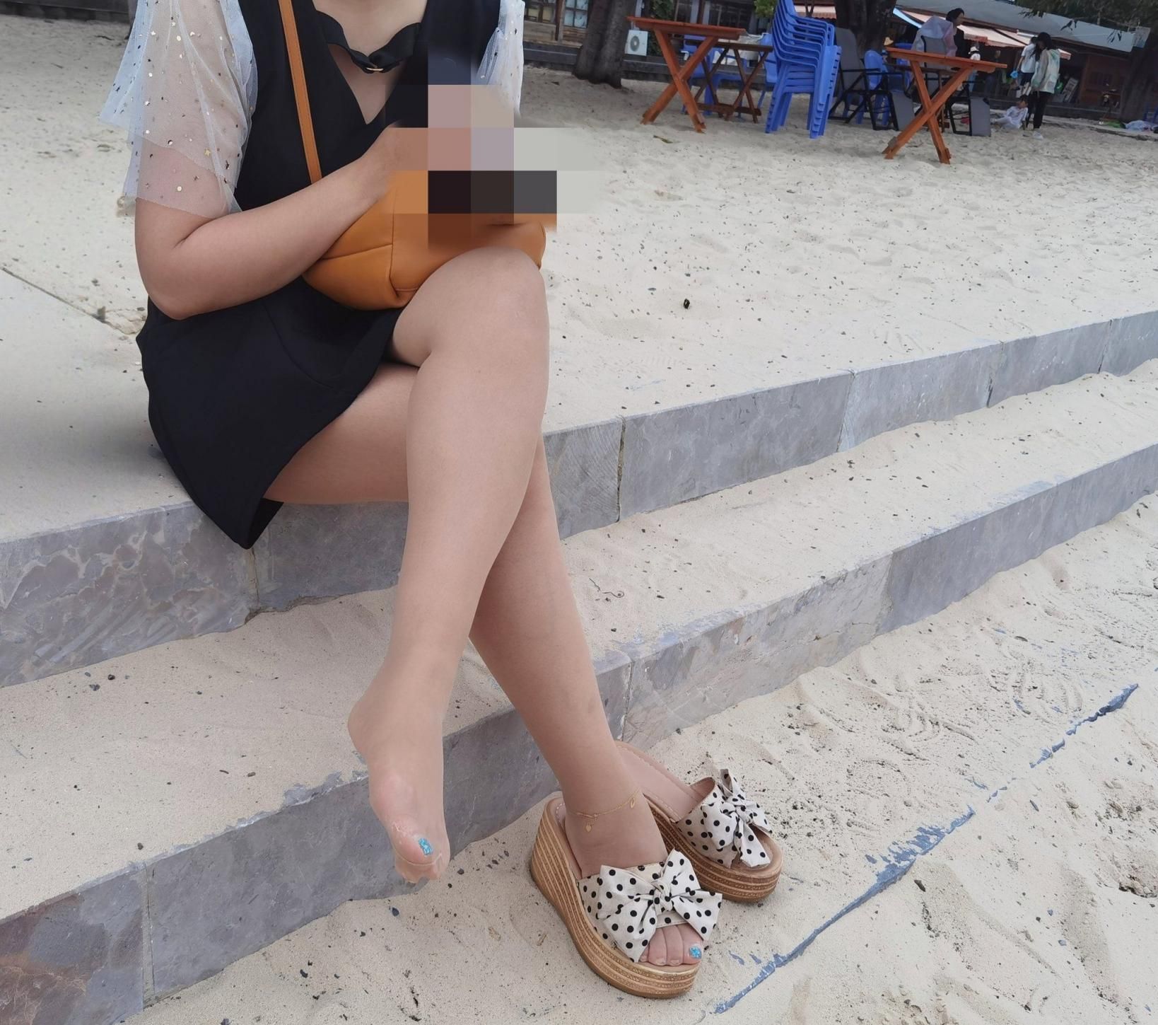 若隐若现的裙底 Looming skirt bottom