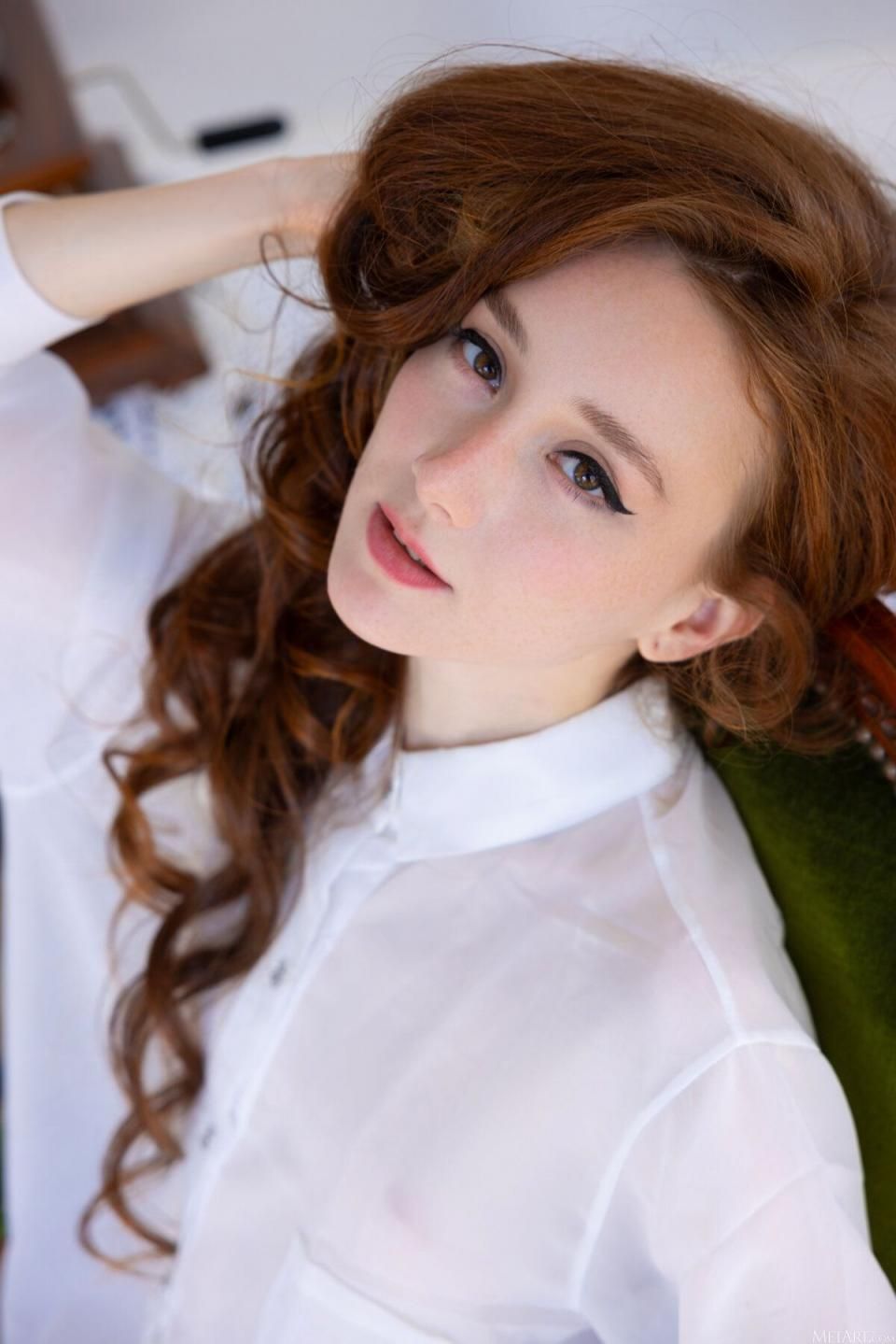 爱丽丝&middot;米多：红发尤物，雪白衬衫下的秘密，令人心跳加速的诱惑 Alice Mid