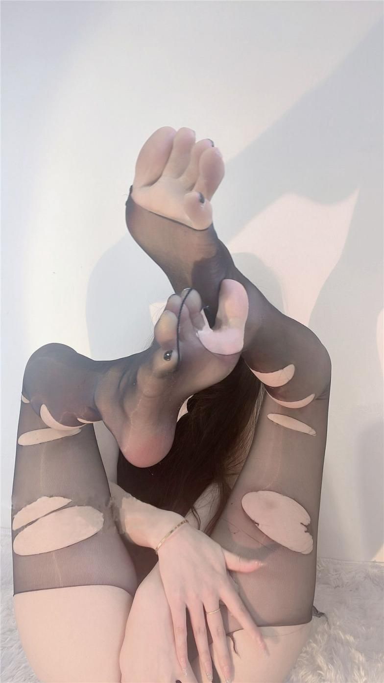 陈佩奇：丝袜破洞的诱惑，隐秘的性感写真