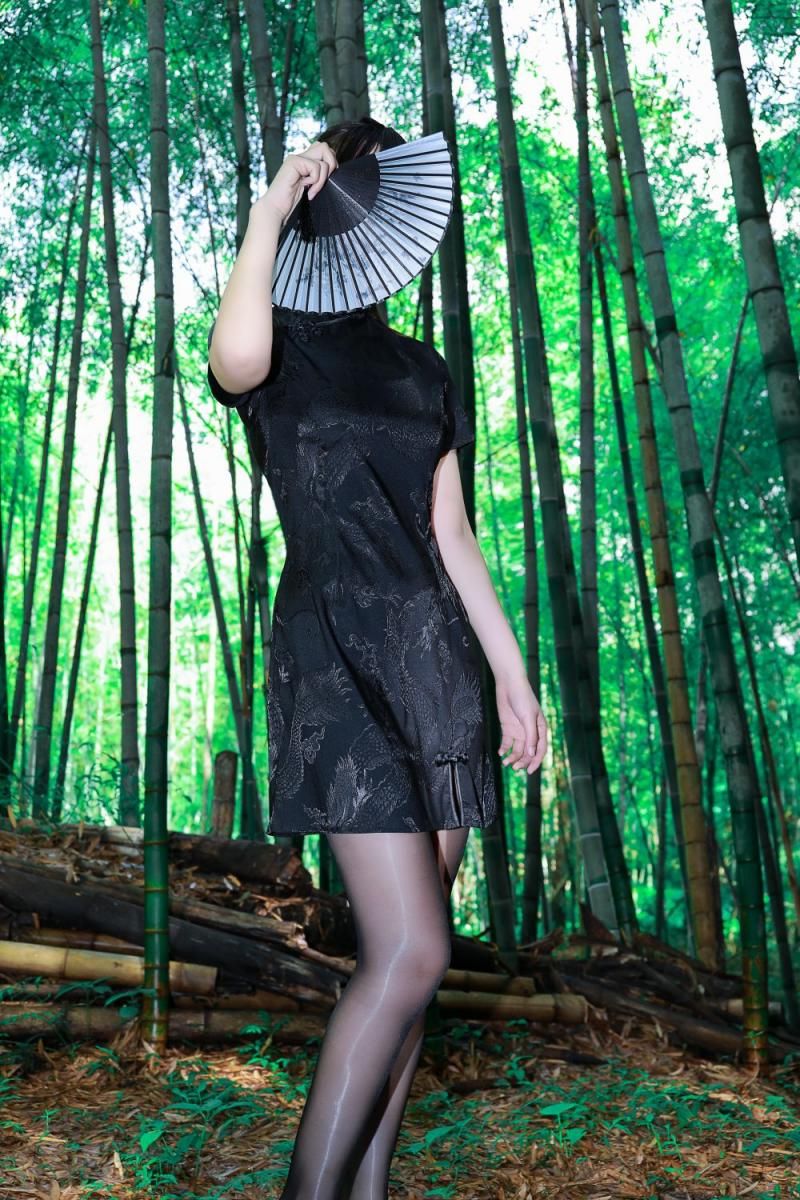 竹林深处旗袍黑丝，神秘女子，撩人春色，旗袍诱惑，丝袜美腿，东方韵味，极致性感 C