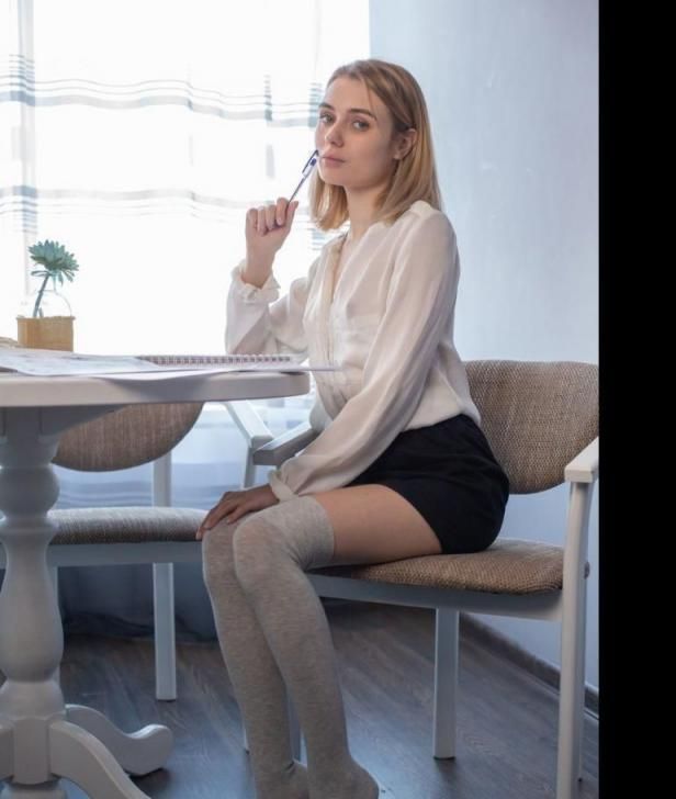 白衬衫下的秘密：长腿少女的诱惑瞬间，令人心动不已！ The secret und